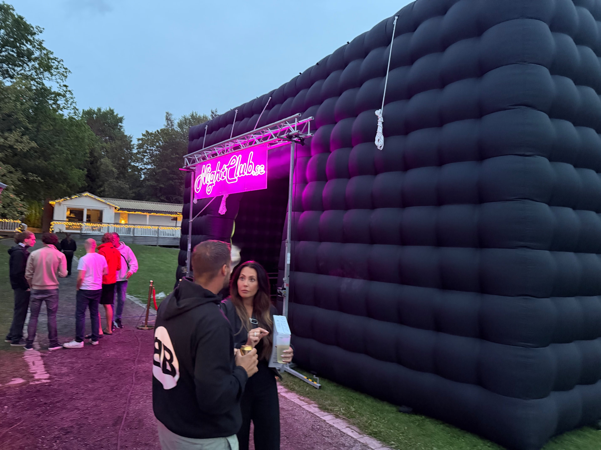Det svarta uppblåsbara partytältet använt som mobil nattklubb på kvällsevent