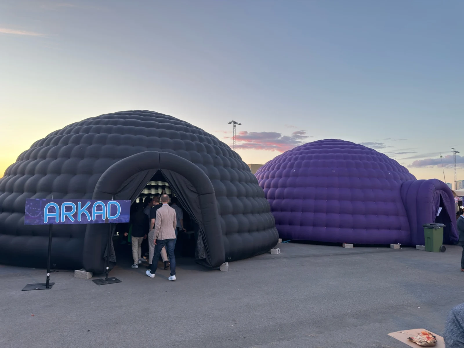 Svart och lila Igloo uppställda bredvid varandra på ett event