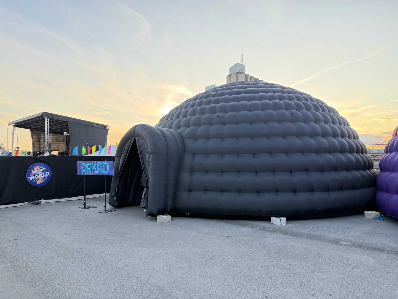 Den svarta Igloon sedd från sidan vid en eventscen